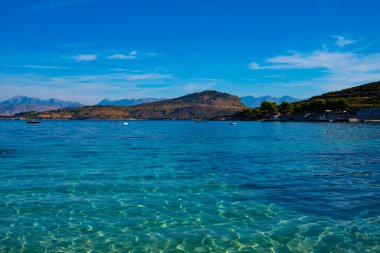 Ksamil Körfezi 'nde gemileri ve adaları var. Arnavutluk 'ta İyon Denizi