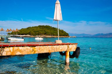 Ksamil Körfezi 'nde gemileri ve adaları var. Arnavutluk 'ta İyon Denizi