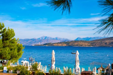 Arnavutluk 'un Ksamil kentinde deniz kıyısı