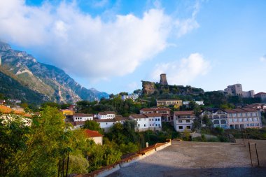 Arnavutluk 'un antik başkenti Kruja kentinin camii manzarası