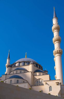 Arnavutluk 'un başkenti Tiran' da Namazgja Camii ile kent manzarası