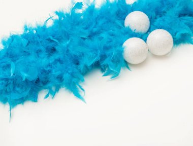 Mavi tüylü süsler ve Noel beyaz topları