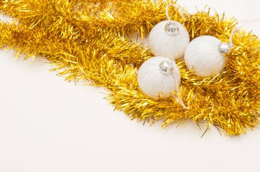 Altın tüy yumağı ve Noel beyaz topları