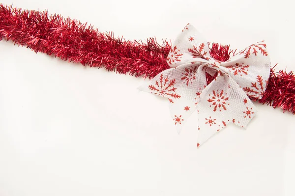 Röd Jul Tinsel Med Rosett Isolerad — Stockfoto
