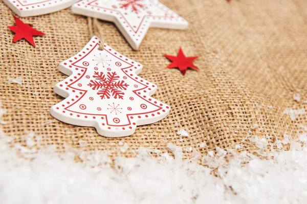 Hölzerne Weihnachtsdekoration Auf Einem Hintergrund Aus Klecksen Mit Kunstschnee — Stockfoto