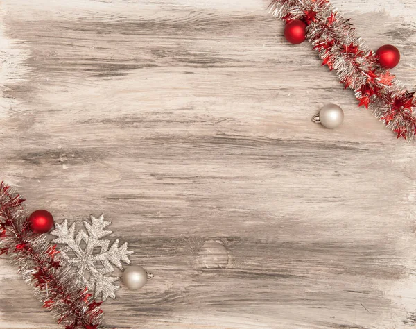 赤と銀のクリスマスの装飾とティンセルとクリスマスの木製の背景 — ストック写真