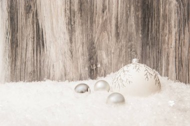 Noel ağacı süslemeleri ve yapay karlı Noel ağacı arka planı