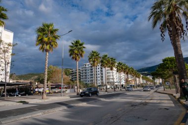 Arnavutluk 'un Vlora kentinde deniz kenarındaki Lungomare caddesi