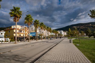 Arnavutluk 'un Vlora kentinde deniz kenarındaki Lungomare caddesi