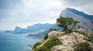 Dağları ve denizi olan Kırım kıyıları. Sudak kalesinden görüntü.