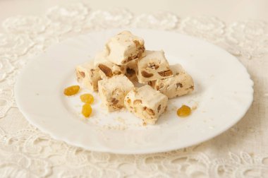 Dantelli peçetedeki tabakta fındıklı Türk tatlı Raf Lokum