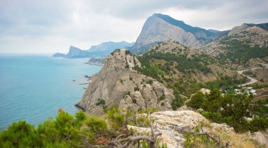 Dağları ve denizi olan Kırım kıyıları. Sudak kalesinden görüntü.