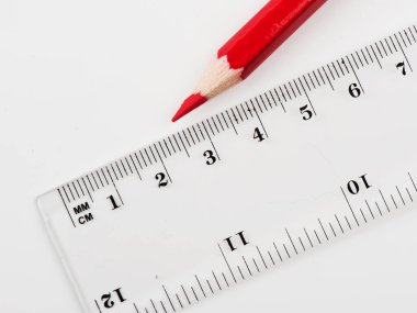 Okul arkaplanı şeffaf cetvel ve kırmızı tahta kalemle