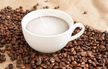 Kahve çekirdekli bir fincan kahve.