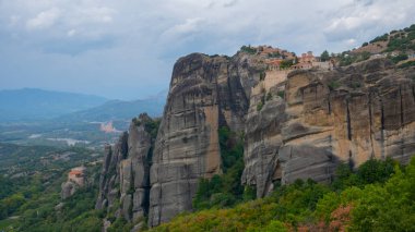 Meteora, Yunanistan. Manastır ve ünlü kum taşı oluşumları ve dünya mirası.