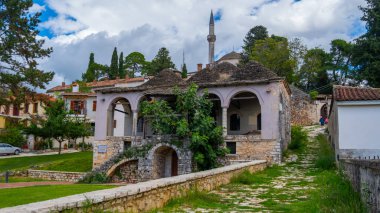 Fethiye Camii, Ioannina, Yunanistan ve şehrin eski kalesi, bulutlu bir sonbahar gününde, Ioannina gölünden görüldüğü gibi..