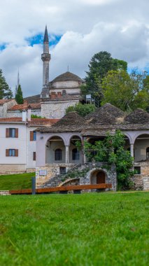 Fethiye Camii, Ioannina, Yunanistan ve şehrin eski kalesi, bulutlu bir sonbahar gününde, Ioannina gölünden görüldüğü gibi..