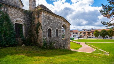 Fethiye Camii, Ioannina, Yunanistan ve şehrin eski kalesi, bulutlu bir sonbahar gününde, Ioannina gölünden görüldüğü gibi..