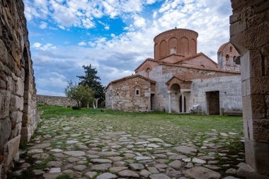 Arnavutluk 'taki Apollonia sahasındaki Zafer Yayı ve Bouleuterion antik toplantı salonu.