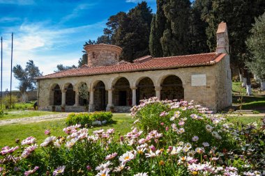 Arnavutluk 'un Zvernec adasındaki Saint Mary Manastırı. Theotokos Mary Yurt Manastırı olarak da bilinir. Bölgede büyük kültürel ve dini öneme sahip..