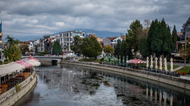 Struga, Kuzey Makedonya - 202: Struga şehir merkezinde bir kanal var ve bu kanal, yan tarafındaki diğer restoranların reklamlarını yapıyor..