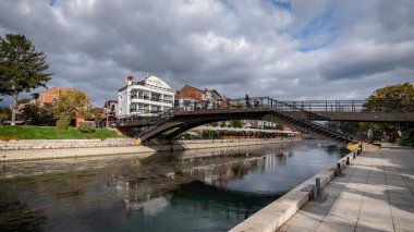 Struga, Kuzey Makedonya - 202: Struga şehir merkezinde bir kanal var ve bu kanal, yan tarafındaki diğer restoranların reklamlarını yapıyor..