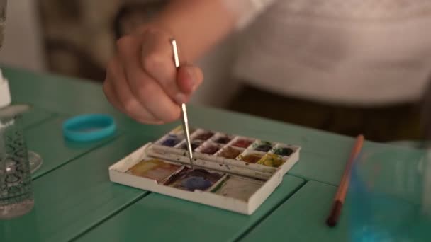 Artista Mistura Pinturas Uma Paleta Com Uma Escova Cortada Imagens — Vídeo de Stock