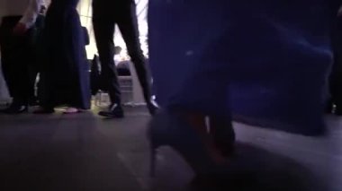 Restoranın terasında dans eden kadın ve erkeklerin bacakları. Yüksek kaliteli FullHD görüntüler