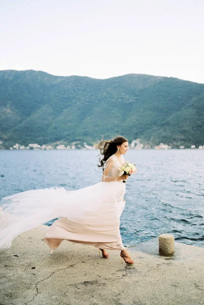 Νύφη Ένα Φόρεμα Που Κυματίζει Στον Άνεμο Περπατά Κατά Μήκος — Φωτογραφία Αρχείου