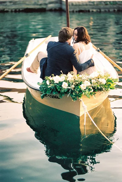 Férfiak Nők Ölelkeznek Majdnem Csókolóznak Egy Virágokkal Díszített Csónakban Kiváló — Stock Fotó