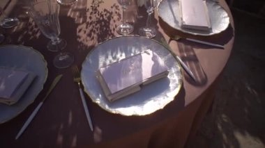 Tabaklardaki isim kartları çatal ve gözlüklerin yanında. Üst Manzara. Yüksek kaliteli FullHD görüntüler