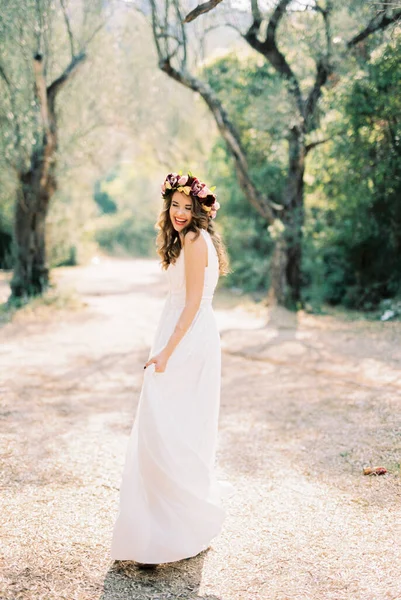 Mempelai Wanita Tersenyum Dengan Gaun Putih Dengan Karangan Bunga Kepalanya — Stok Foto