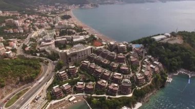 Budva sahilinin seçkin otel kompleksi Dukley ile insansız hava aracı manzarası. Yüksek kalite 4k görüntü