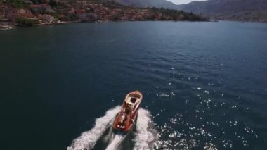 Motor yatı tatil köyünü hızla geçiyor. Yüksek kalite 4k görüntü