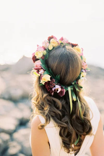 新娘头上的花环色彩艳丽 后视镜高质量的照片 — 图库照片