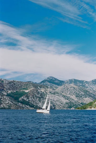 白色的帆船在高山的背景下在海上航行 高质量的照片 — 图库照片
