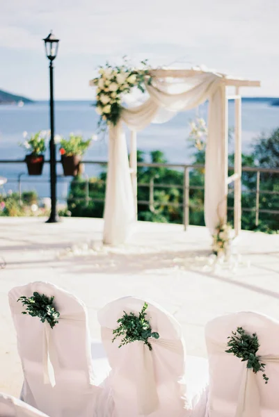 Decorated Chairs Stand Front Wedding Arch Sea High Quality Photo — Stock Photo, Image