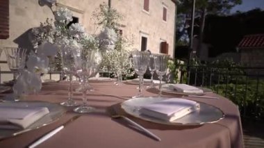 İsim kartları ve gözlüklü tabaklar binanın avlusundaki servis masasının üzerinde duruyor. Yüksek kaliteli FullHD görüntüler