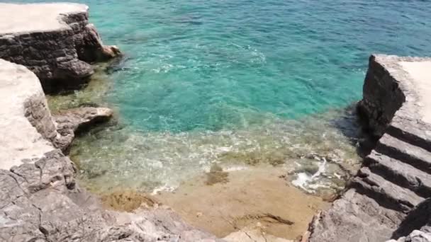 Ondas Mar Atingem Rochas Costa Arenosa Imagens Alta Qualidade — Vídeo de Stock