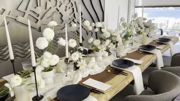 Gedeckte Festtafel Mit Kerzen Und Blumen Einem Restaurant Hochwertiges Filmmaterial — Stockvideo