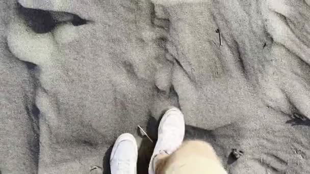 Men Feet White Sneakers Walk Dark Sand High Quality Footage — Vídeo de Stock