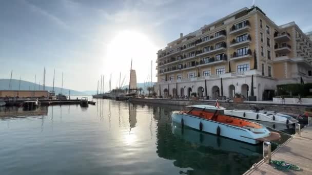 Parkeren Met Jachten Buurt Van Het Regent Hotel Porto Montenegro — Stockvideo
