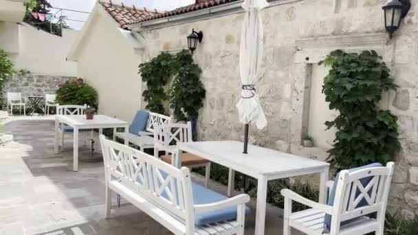 Tables Chairs Courtyard Stone House High Quality Footage — Vídeo de stock