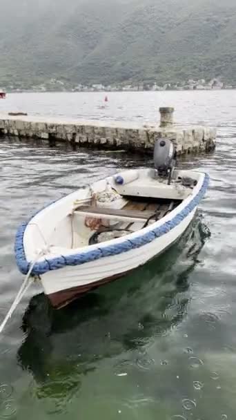 Barco Motor Pesca Balançando Nas Ondas Perto Cais Imagens Alta — Vídeo de Stock