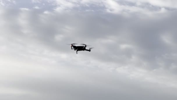 Viermotorige Drohne Schwebt Den Wolkenverhangenen Himmel Hochwertiges Filmmaterial — Stockvideo