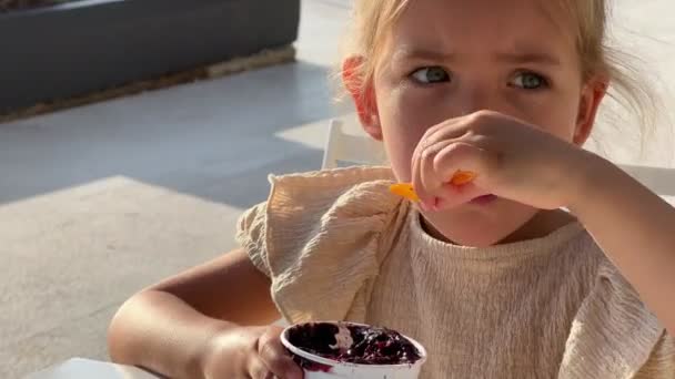 Маленькая Девочка Ест Шоколадное Мороженое Чашки Ложкой Высококачественные Кадры — стоковое видео
