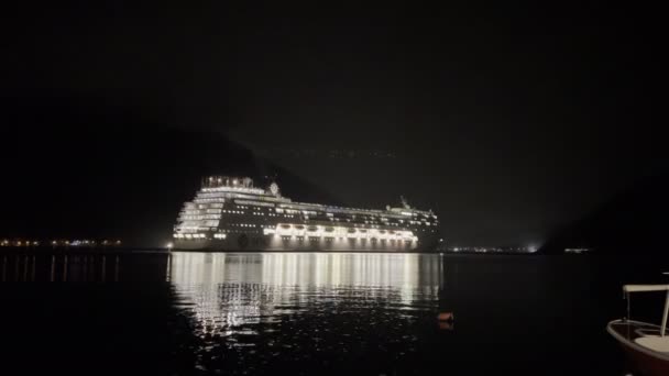 光彩夺目的游轮在夜里驶过海湾 高质量的4K镜头 — 图库视频影像