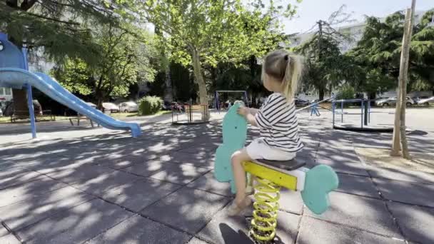 Mała Dziewczynka Huśta Się Wiosennym Huśtawce Placu Zabaw Wysokiej Jakości — Wideo stockowe
