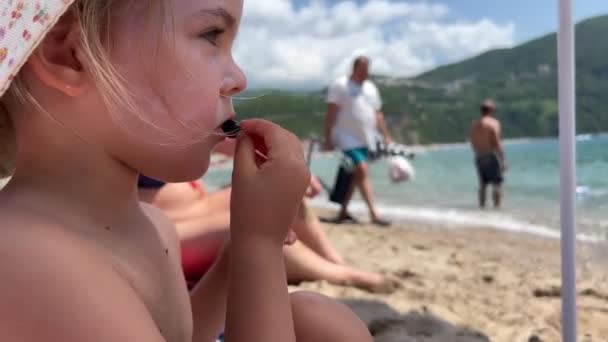 Little Girl Sits Beach Panama Hat Eats Grapes High Quality — Stok Video