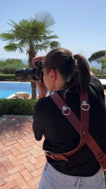 Girl Photographer Photographs Woman Sitting Edge Pool High Quality Footage — Vídeo de Stock